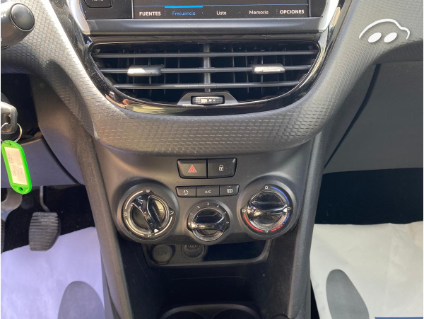 Peugeot 208 1.2 SIGNATURE  12