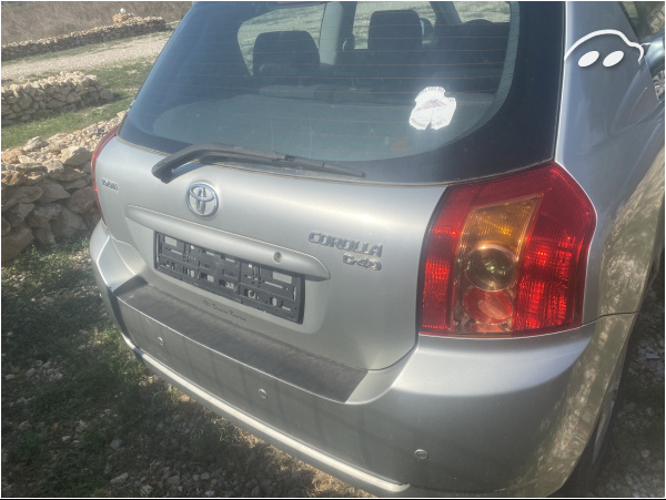 Toyota Corolla D4D El Conduce, pero vehículo de bricolaje  1