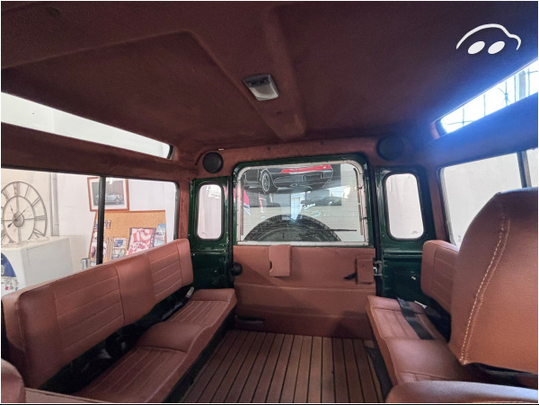 Land Rover Defender  6