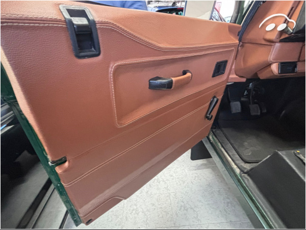 Land Rover Defender  7