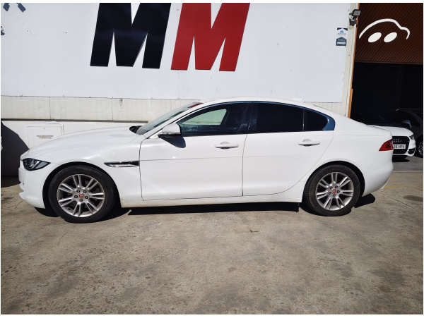 Jaguar XE 2.0 4