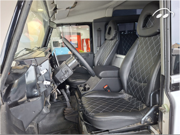 Land Rover Defender 90 TD5 4