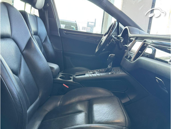 Porsche Macan  8