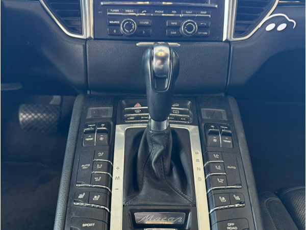 Porsche Macan  12